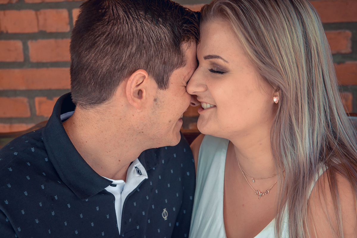 Noivos trocando um belo beijo durante o seu ensaio de casal. Foto por Marco Moscarelli Fotógrafo Pelotas.