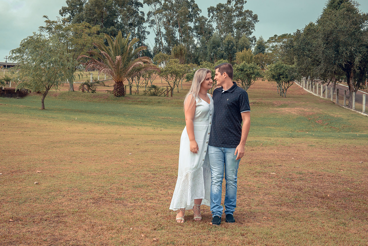 ensaio de casal. Noivos trocando um belo beijo durante o seu ensaio de casal. Foto por Marco Moscarelli Fotógrafo Pelotas.