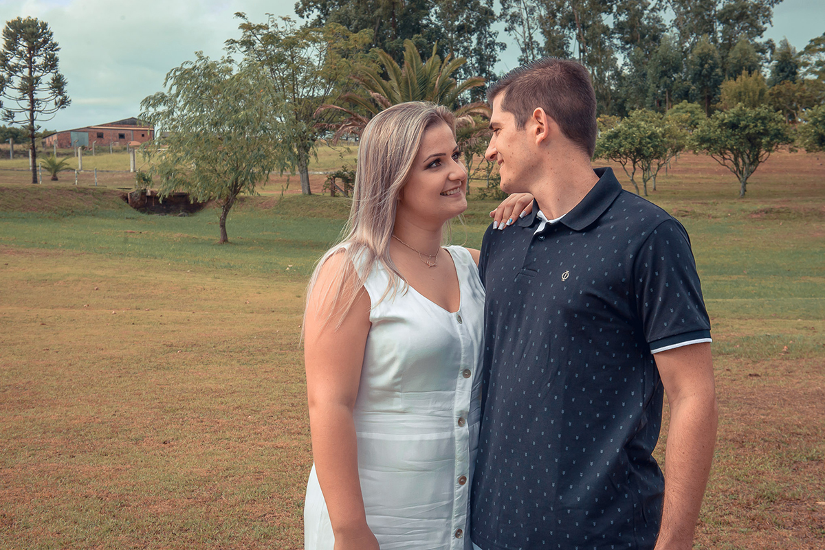 ensaio de casal. Noivos trocando um belo beijo durante o seu ensaio de casal. Foto por Marco Moscarelli Fotógrafo Pelotas.