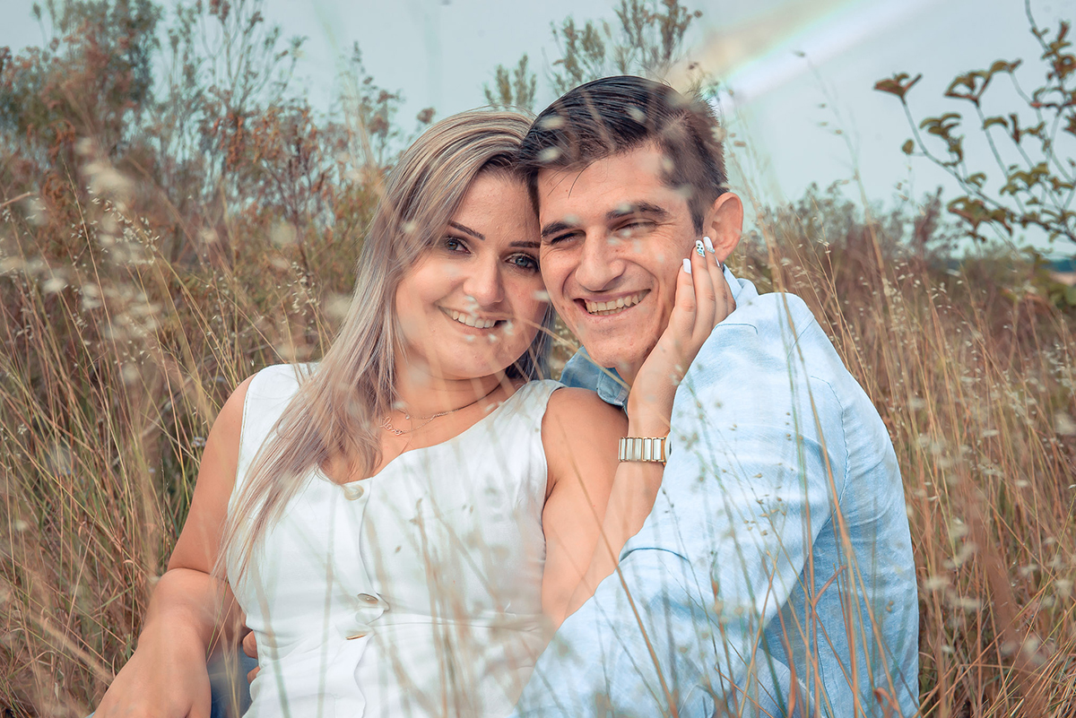 ensaio pré-wedding. ensaio de casal. Noivos trocando um belo beijo durante o seu ensaio de casal. Foto por Marco Moscarelli Fotógrafo Pelotas.