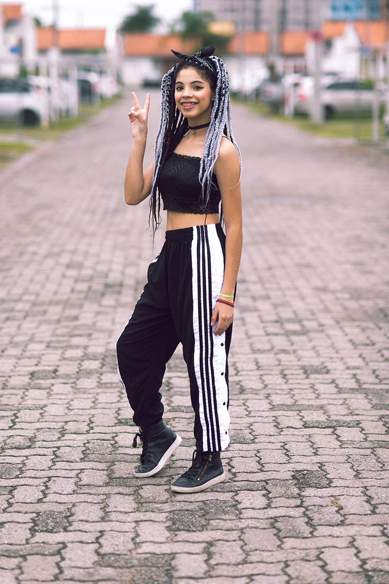 Modelo posando no meio da rua durante seu ensaio fotográfico Tumblr em Pelotas. Foto por Marco Moscarelli Fotógrafo Pelotas.