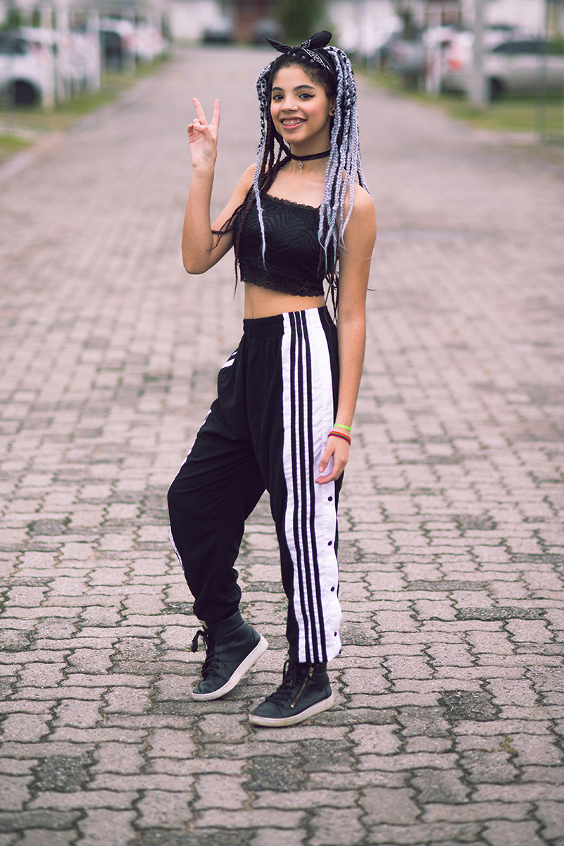 Modelo posando no meio da rua durante seu ensaio fotográfico Tumblr em Pelotas. Foto por Marco Moscarelli Fotógrafo Pelotas.