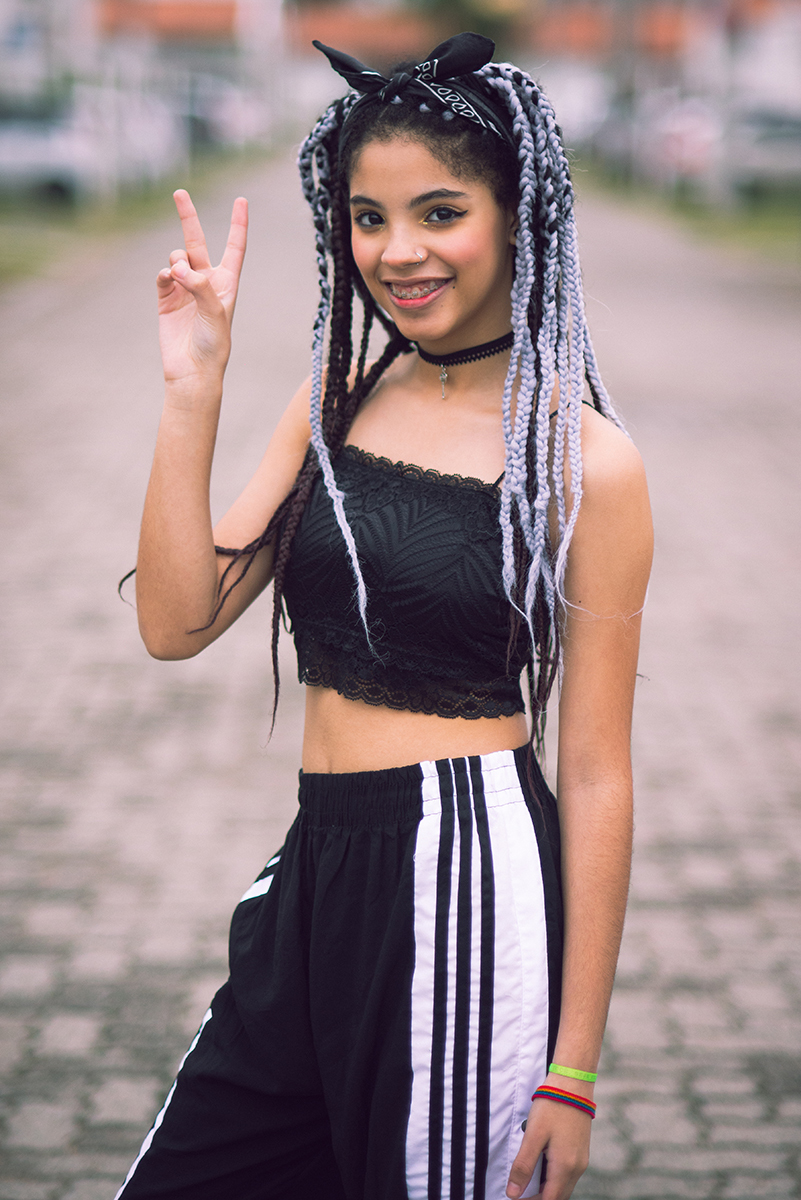 Modelo posando no meio da rua durante seu ensaio fotográfico Tumblr em Pelotas. Foto por Marco Moscarelli Fotógrafo Pelotas.