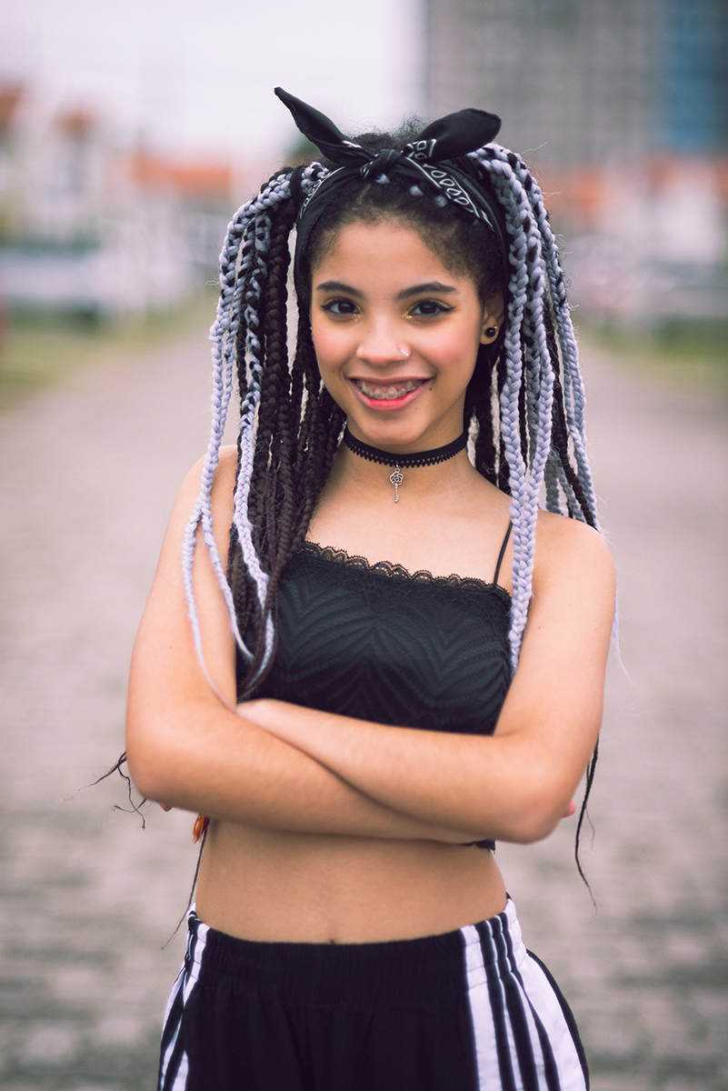 Modelo posando no meio da rua com os braços cruzados e um belo sorriso durante seu ensaio fotográfico Tumblr em Pelotas. Foto por Marco Moscarelli Fotógrafo Pelotas.