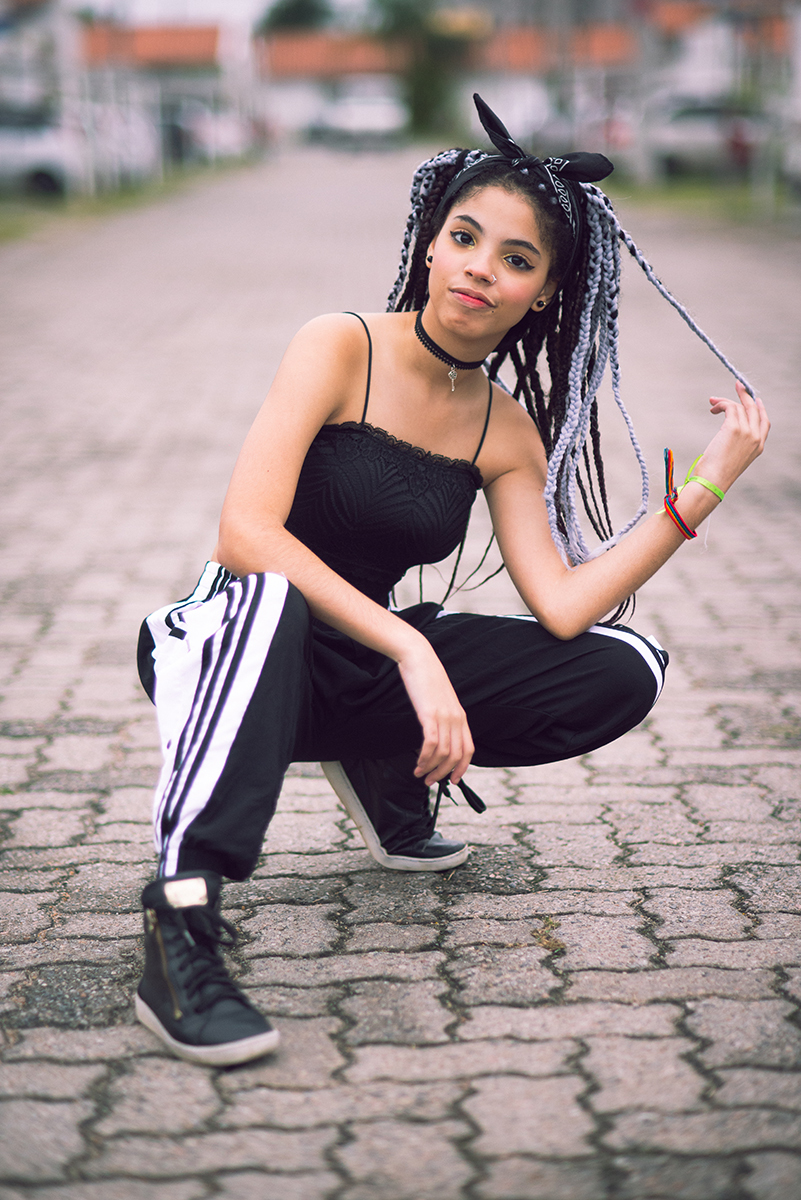 Modelo posando abaixada  no meio da rua durante seu ensaio fotográfico Tumblr em Pelotas. Foto por Marco Moscarelli Fotógrafo Pelotas.