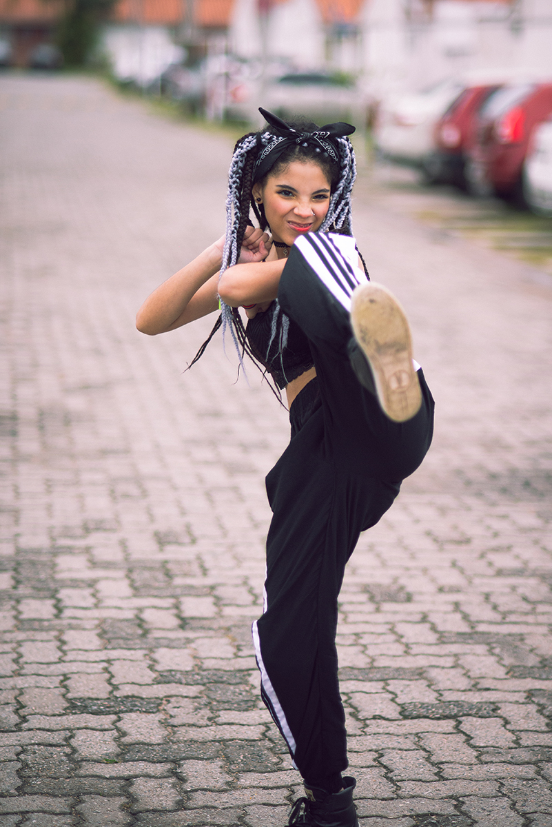 Modelo posando chutando no meio da rua durante seu ensaio fotográfico Tumblr em Pelotas. Foto por Marco Moscarelli Fotógrafo Pelotas.