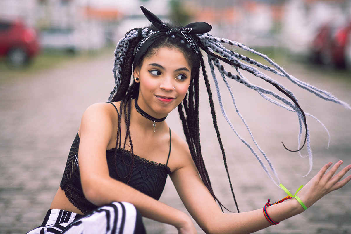 Modelo posando no meio da rua brincando com o cabelo durante seu ensaio fotográfico Tumblr em Pelotas. Foto por Marco Moscarelli Fotógrafo Pelotas.