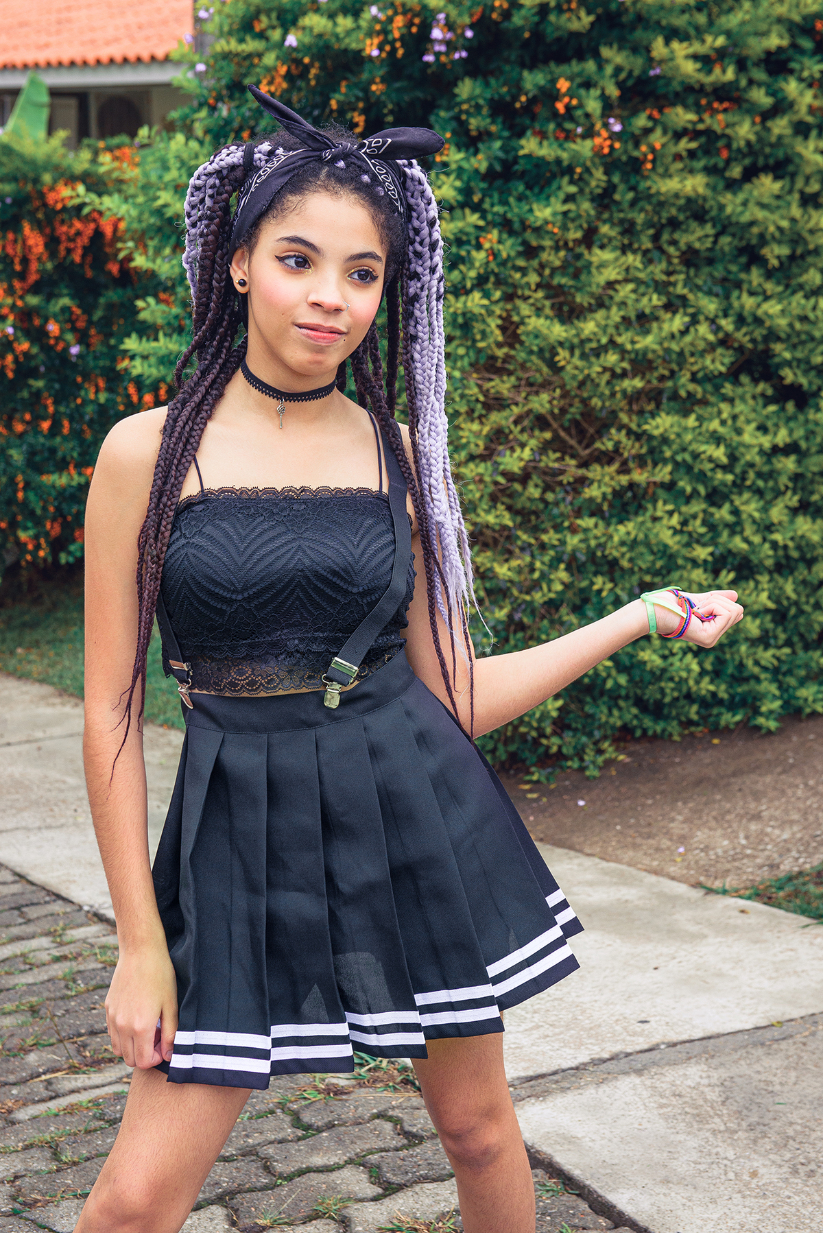 Modelo posando com um lindo vestido preto durante seu ensaio fotográfico Tumblr em Pelotas. Foto por Marco Moscarelli Fotógrafo Pelotas.