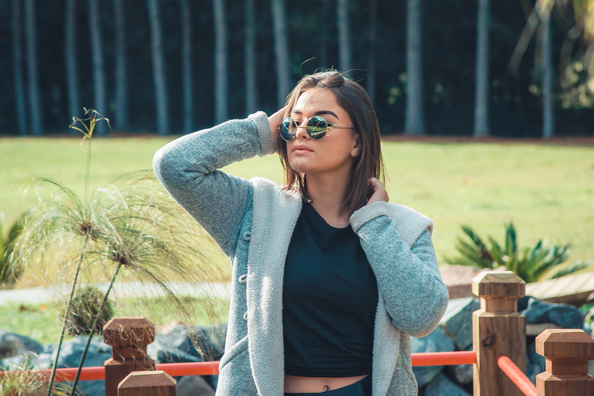 Debutante posando para foto com as mãos nos cabelos durante seu ensaio de fotos de 15 anos. Foto feita com lente nikon 70-300.Foto por Marco Moscarelli Fotógrafo Pelotas.