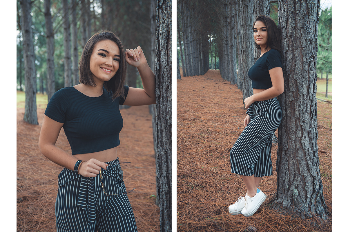Modelo posando encostada em uma arvore durante seu ensaio fotográfico em Pelotas. Foto por Marco Moscarelli Fotógrafo Pelotas.