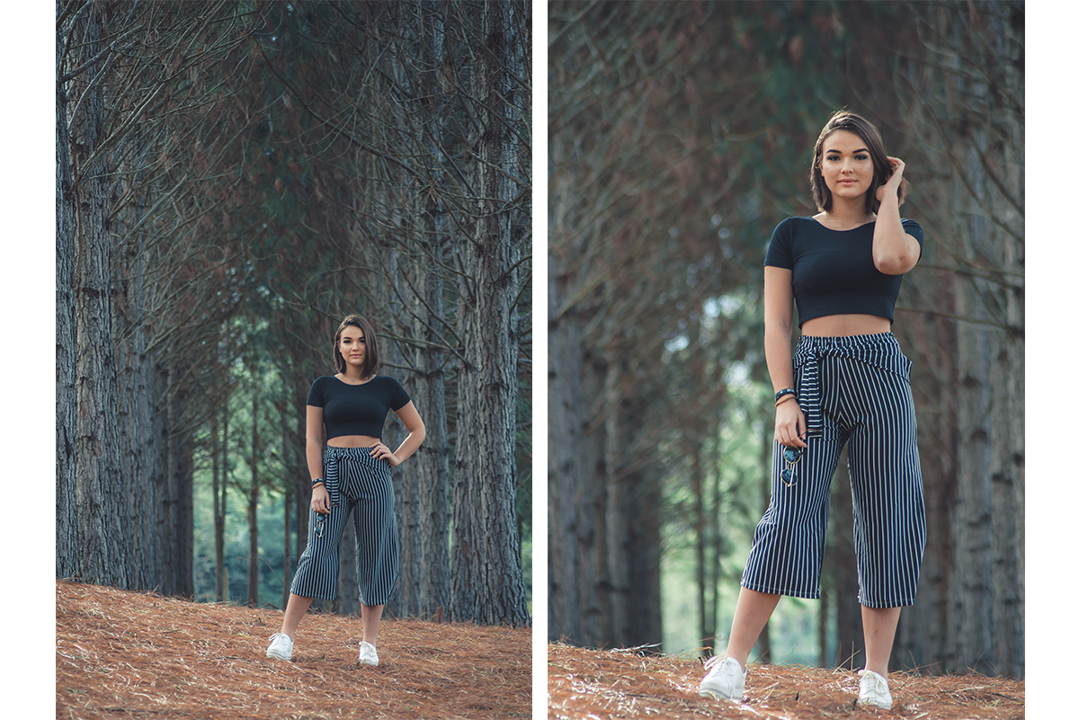 Linda modelo posando para para fotos em seu ensaio fotográfico externo em Pelotas, ao fundo floresta de acácias na colonia Fiss. Foto por Marco Moscarelli Fotógrafo Pelotas.