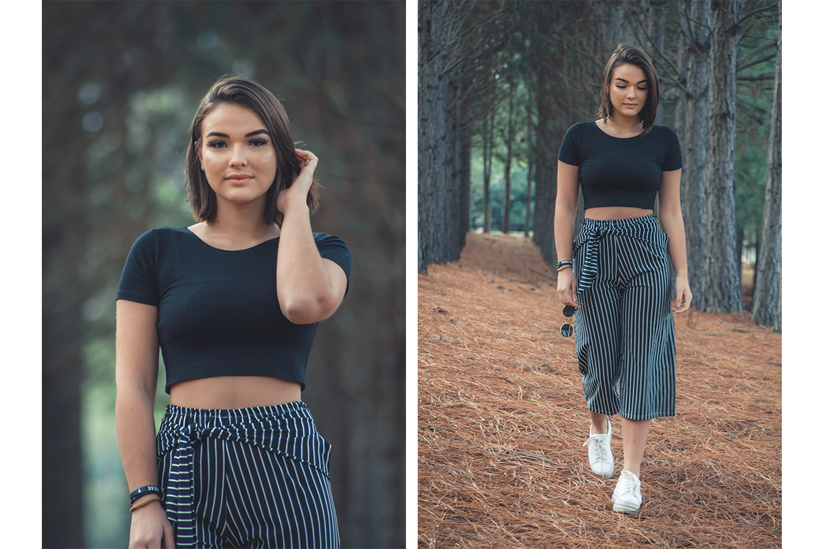 Linda modelo posando para para 
 fotos em seu ensaio fotográfico externo em Pelotas, ao fundo floresta de acácias na colonia Fiss. Foto por Marco Moscarelli Fotógrafo Pelotas.