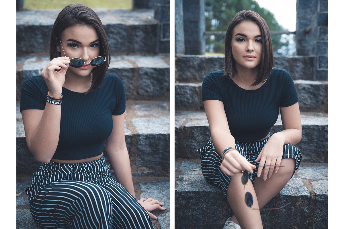 Linda fotografia da modelo de 15 anos posando sentada em escadaria com óculos no rostoe não mão. Foto por Marco Moscarelli Fotógrafo Pelotas.