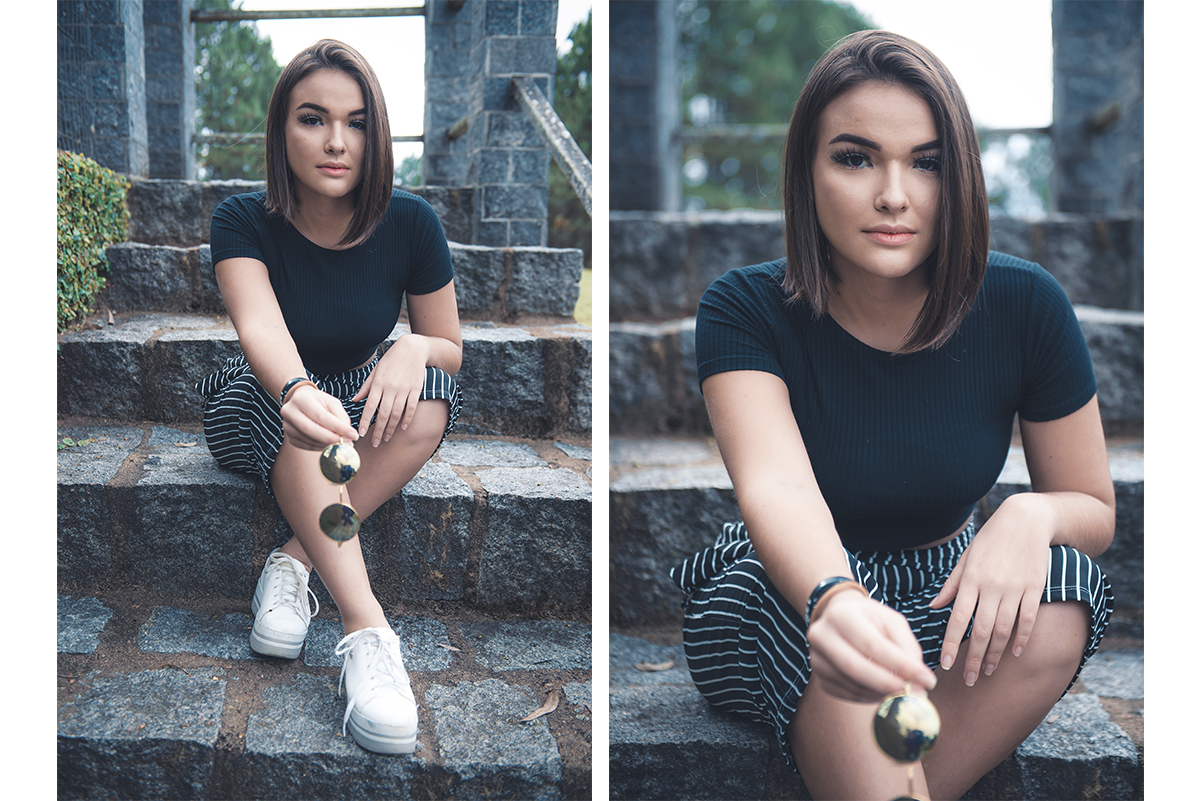 Linda fotografia da modelo de 15 anos posando sentada em escadaria com óculos no rostoe não mão. Foto por Marco Moscarelli Fotógrafo Pelotas.