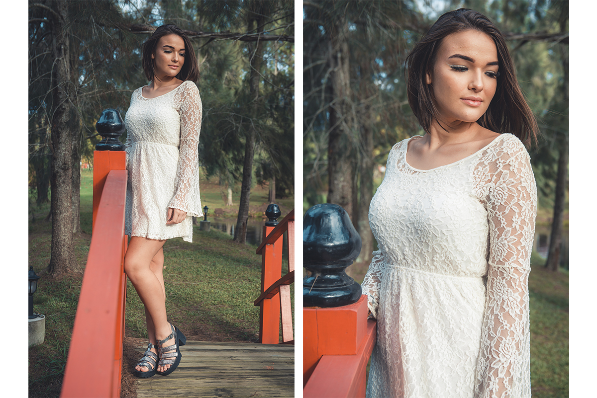 Linda fotografia da modelo em uma ponte com vestido branco e sorridente. Foto por Marco Moscarelli Fotógrafo Pelotas.