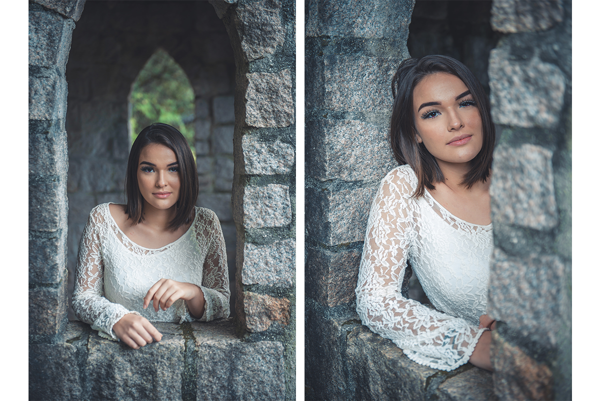 Linda fotografia da debutante modelo em uma janela de castelo de pedra durante seu ensaio fotográfico externo de 15 anos em Pelotas.  Foto por Marco Moscarelli Fotógrafo Pelotas.