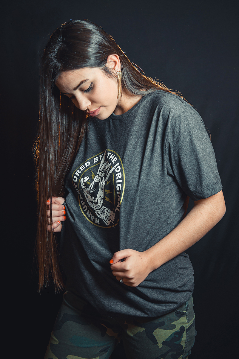 Modelo posando para fotos em estúdio fotográfico com fundo preto  durante editorial de moda. Foto por Marco Moscarelli Fotógrafo Pelotas.