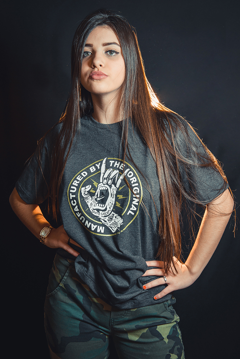 Modelo posando para fotos em estúdio fotográfico com fundo preto  durante editorial de moda. Foto por Marco Moscarelli Fotógrafo Pelotas.