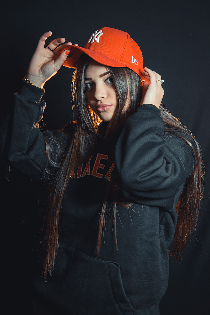 Modelo posando para fotos em estúdio fotográfico com fundo preto  durante editorial de moda. Foto por Marco Moscarelli Fotógrafo Pelotas.