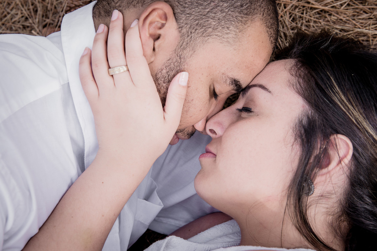 Casal de noivos de rosto juntos em ensaio pré weding.