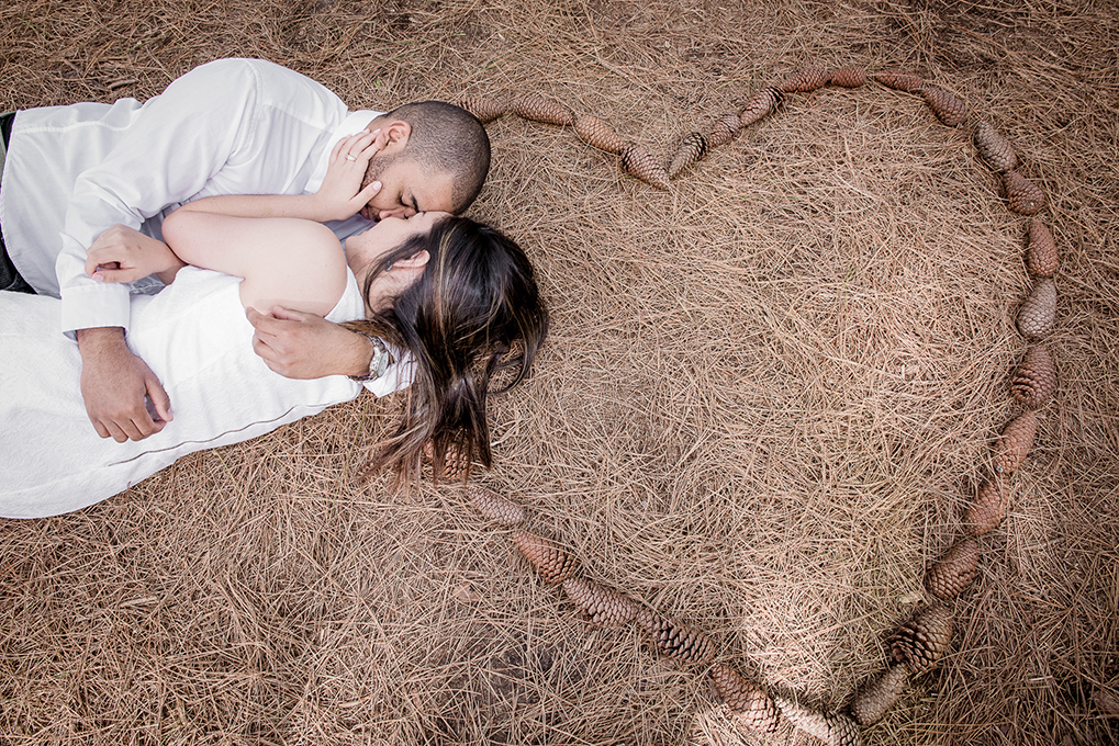 Noivos deitados em um coração durante pré wedding antes casamento. Foto Marco Moscarelli