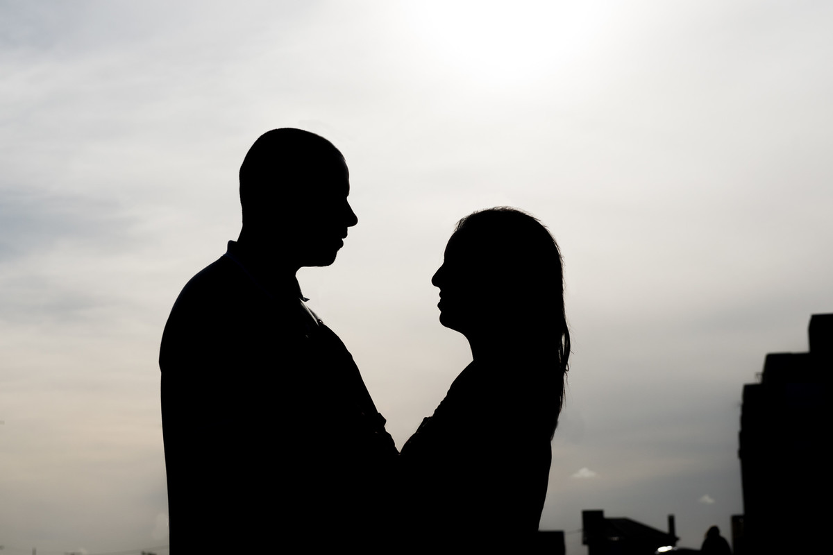 Foto noivos contra luz