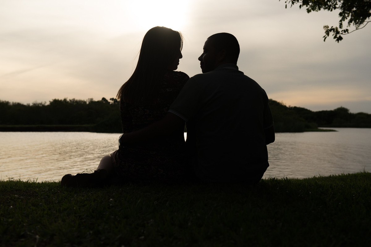 Casal por-do-sol contra luz pre wedding. Foto Marco Moscarelli