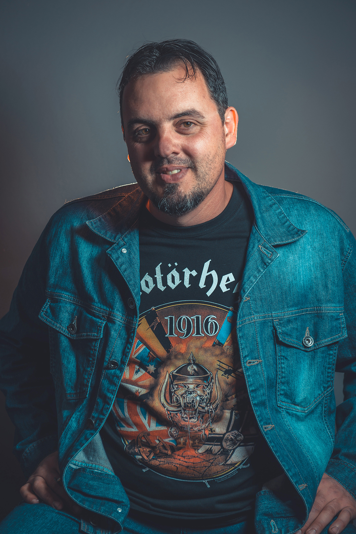 Modelo posando para fotos de ensaio em estúdio fotográfico em Pelotas Usando uma jaqueta jeans e camiseta preta . Foto por Marco Moscarelli Fotógrafo Pelotas.