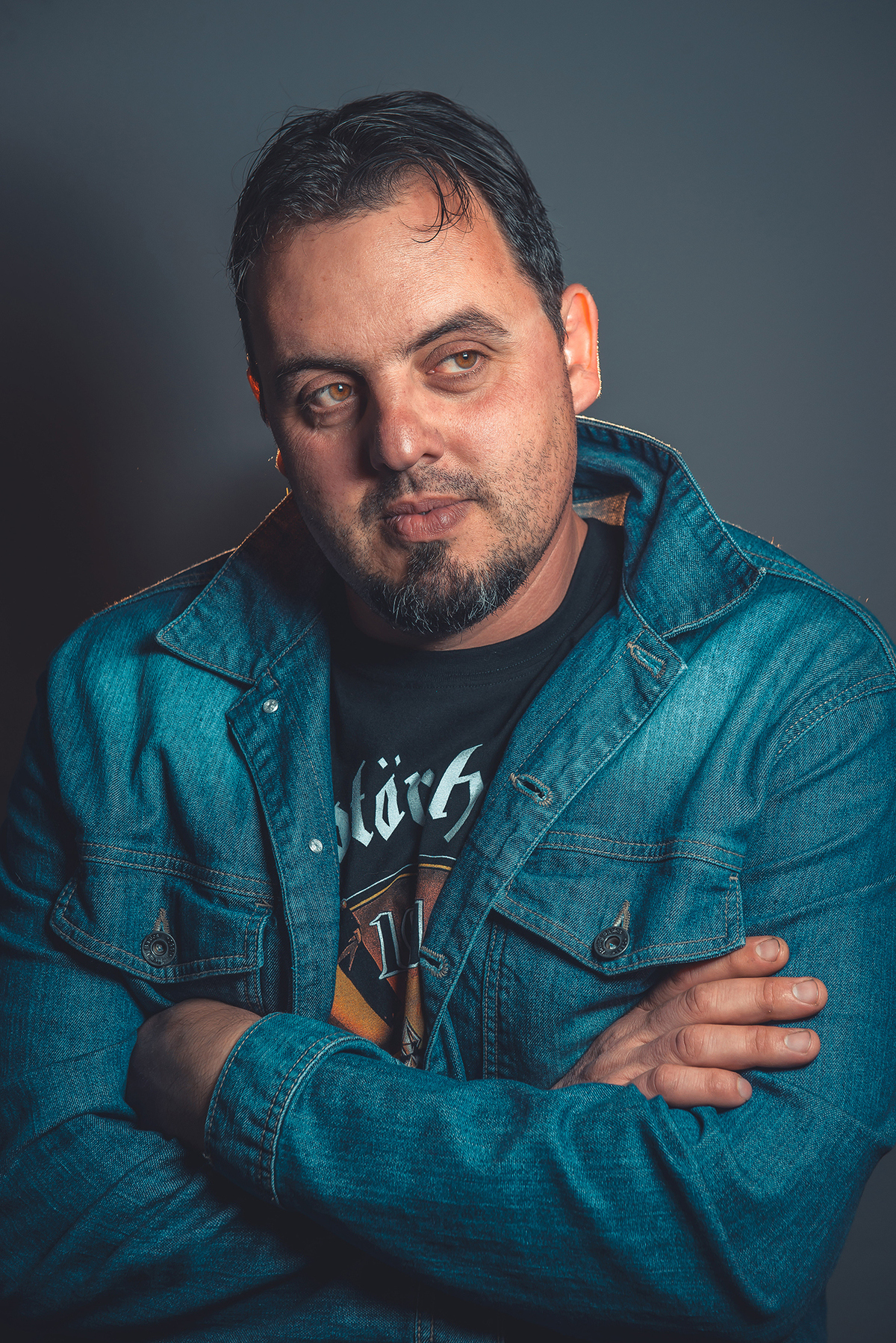 Modelo posando para fotos de ensaio em estúdio fotográfico em Pelotas Usando uma jaqueta jeans e camiseta preta . Foto por Marco Moscarelli 
