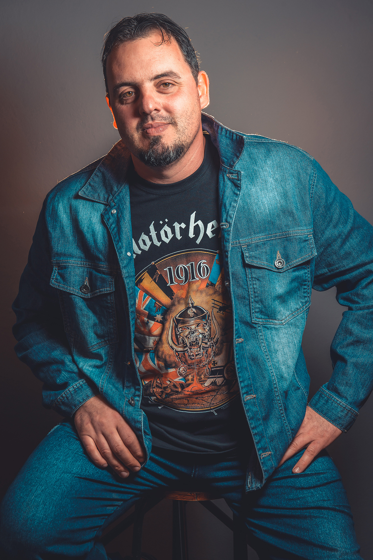 Modelo posando para fotos de ensaio em estúdio fotográfico em Pelotas Usando uma jaqueta jeans e camiseta preta . Foto por Marco Moscarelli 
