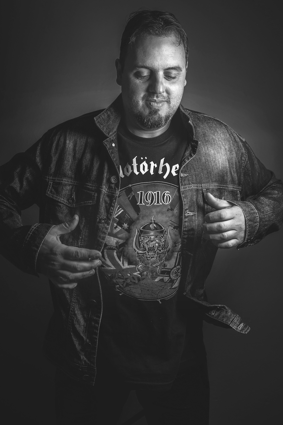 Modelo posando para fotos de ensaio em estúdio fotográfico em Pelotas Usando uma jaqueta jeans e camiseta preta . Foto por Marco Moscarelli 