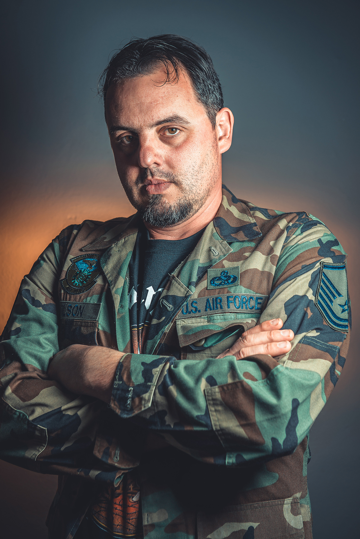 Modelo posando para fotos de ensaio em estúdio fotográfico em Pelotas Usando uma jaqueta jeans e camiseta preta . Foto por Marco Moscarelli 