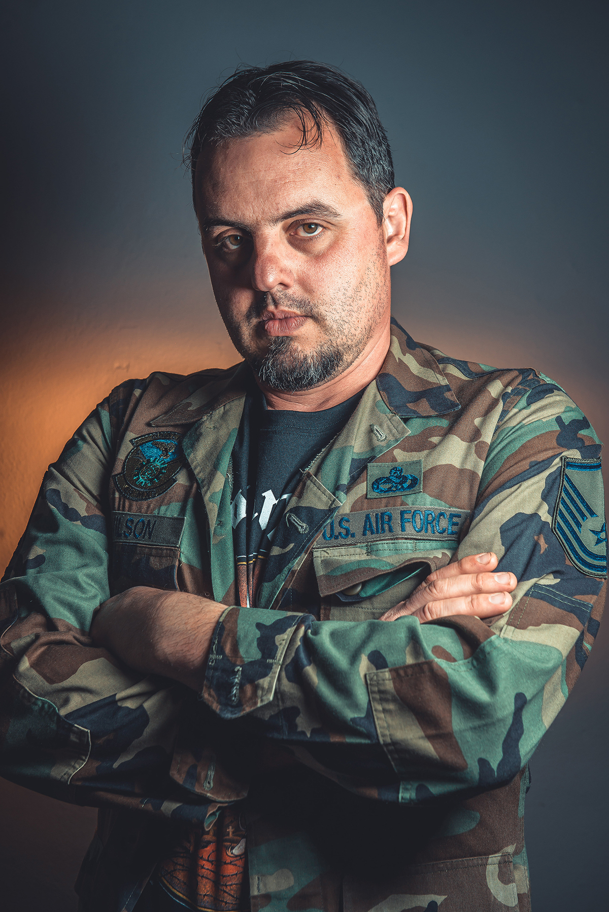 Modelo posando para fotos de ensaio em estúdio fotográfico em Pelotas Usando uma jaqueta jeans e camiseta preta . Foto por Marco Moscarelli 