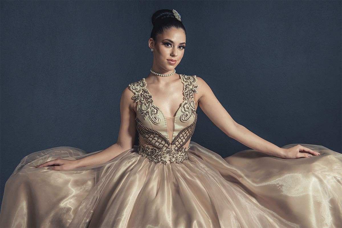 Modelo posando para Editorial de moda usando vestido de festa,  em estúdio fotográfico. Foto por Marco Moscarelli Fotógrafo Pelotas.