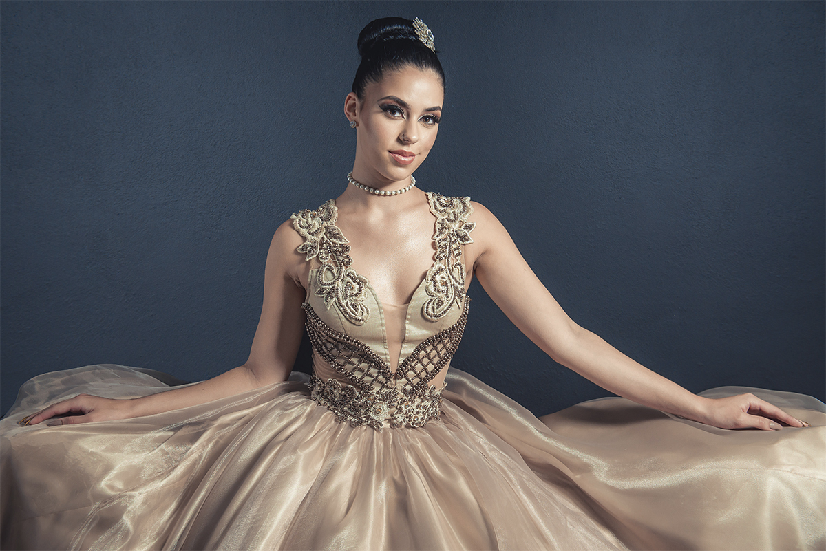 Modelo posando para Editorial de moda usando vestido de festa,  em estúdio fotográfico. Foto por Marco Moscarelli Fotógrafo Pelotas.