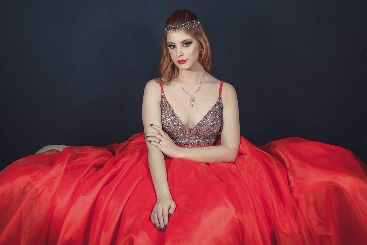 Modelo posando para Editorial de moda usando vestido de debutante para festas de 15 anos,  em estúdio fotográfico. Foto por Marco Moscarelli Fotógrafo Pelotas.