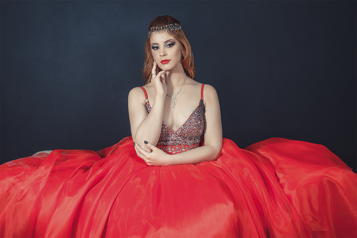 Modelo posando para Editorial de moda usando vestido de debutante para festas de 15 anos,  em estúdio fotográfico. Foto por Marco Moscarelli Fotógrafo Pelotas.