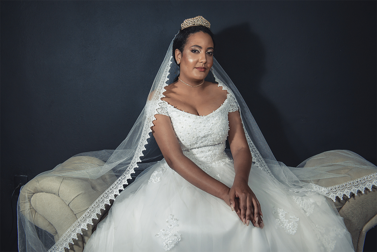 Modelo posando para Editorial de moda usando vestido de noiva em foto pós casamento,  em estúdio fotográfico. Foto por Marco Moscarelli Fotógrafo Pelotas.