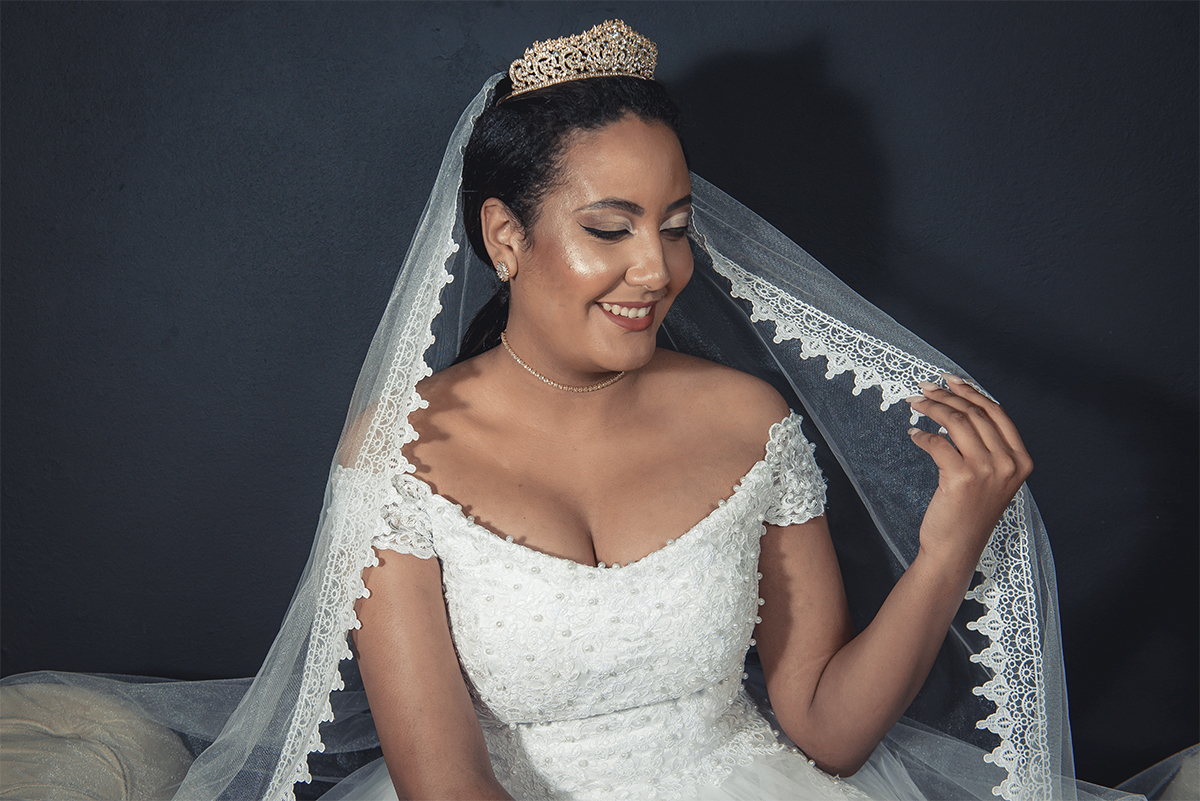 Modelo posando para Editorial de moda usando vestido de noiva em foto pós casamento,  em estúdio fotográfico. Foto por Marco Moscarelli Fotógrafo Pelotas.