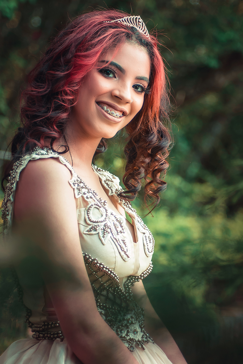 Lindo retrato da debutante sorrindo durante seu ensaio fotográfico de 15 anos. Foto por Marco Moscarelli Fotógrafo Pelotas.  