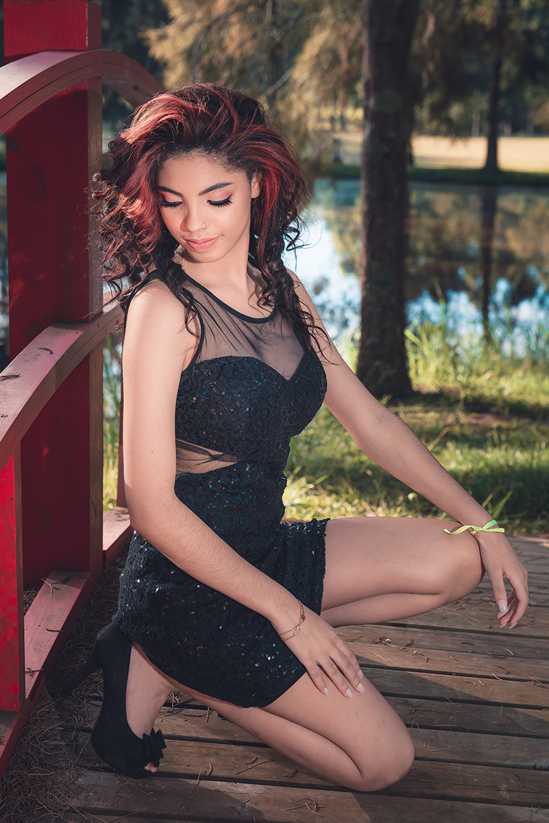 Debutante posando para foto em ponte japonesa vermelha durante seu ensaio fotográfico de 15 anos.Foto por Marco Moscarelli Fotógrafo Pelotas. 