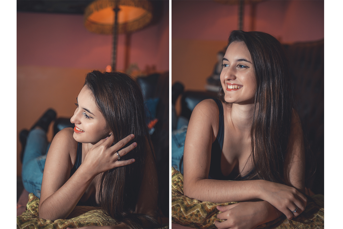 Duas fotos lado a lado da modelo posando em um sofá olhando para o lado sorridente, durante seu ensaio fotográfico de casamento e 15 anos em Cúrcuma - Pelotas. Foto por Marco Moscarelli Fotógrafo Pelotas. 