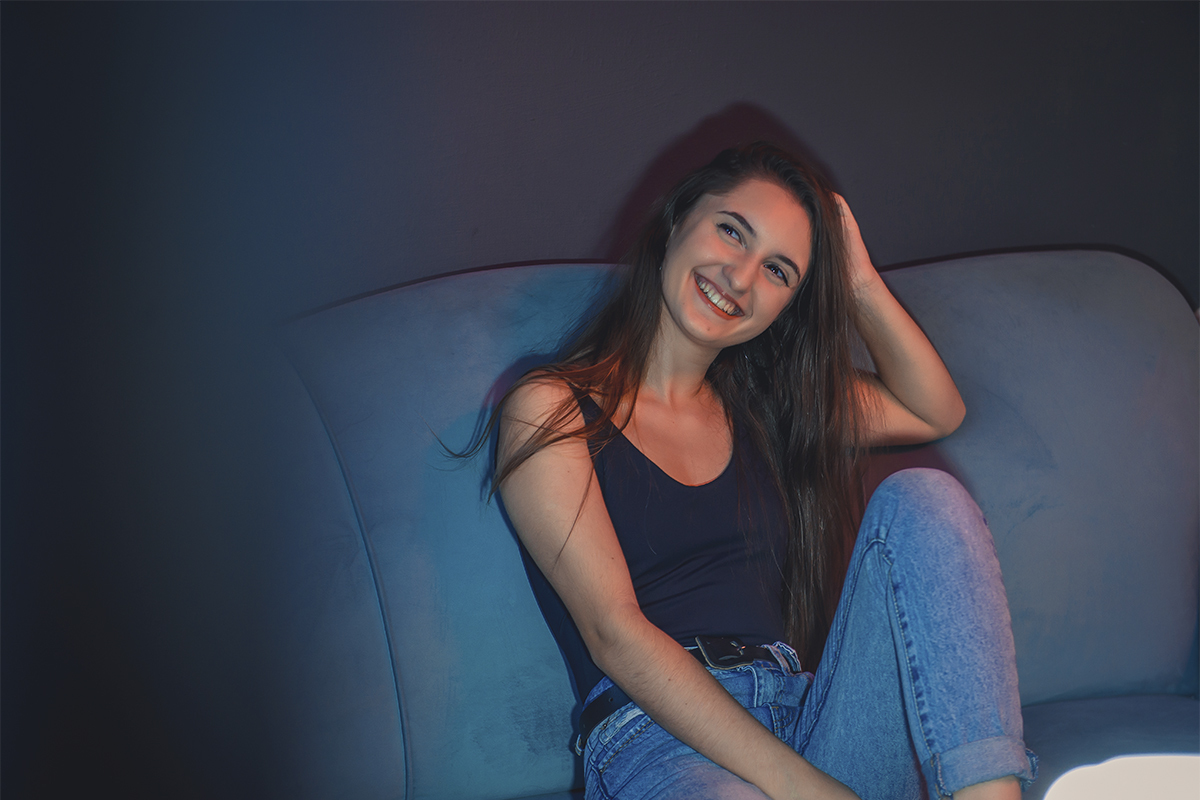 Duas fotos lado a lado da modelo posando em um sofá durante seu ensaio fotográfico de casamento e 15 anos em Cúrcuma - Pelotas. Foto por Marco Moscarelli Fotógrafo Pelotas. 