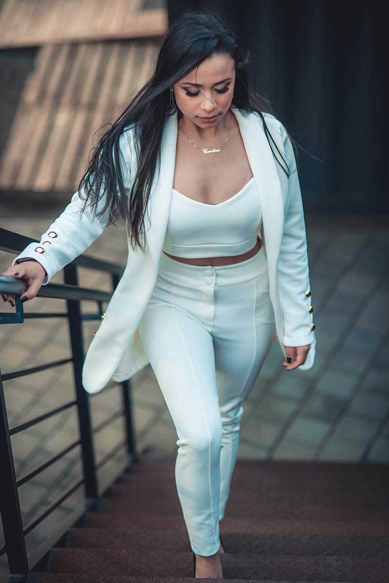 Modelo posando  usando um terninho branco para fotografia  subindo a escada em ensaio fotográfico realizado no parque Una em Pelotas. Foto por Marco Moscarelli Fotógrafo Pelotas.