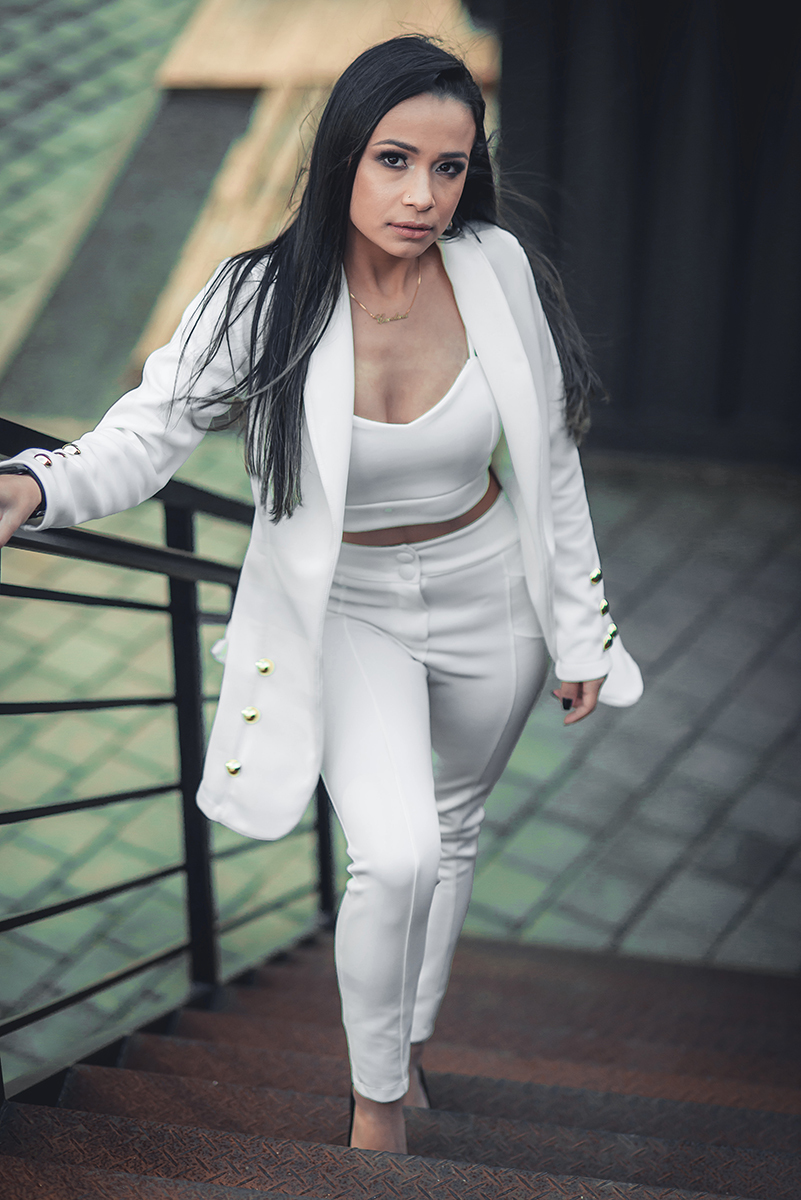 Modelo posando  usando um terninho branco para fotografia  subindo a escada em ensaio fotográfico realizado no parque Una em Pelotas. Foto por Marco Moscarelli Fotógrafo Pelotas.