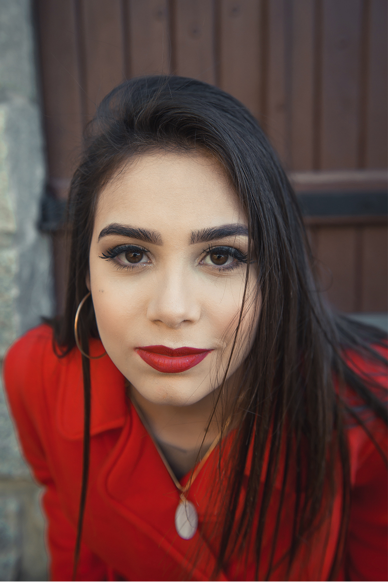 Retrato do rosto bem próxima a lente da debutante de 15 anos  , durante seu ensaio de 15 anos para seu aniversário de 15 anos. Foto por Marco Moscarelli Fotógrafo Pelotas.  