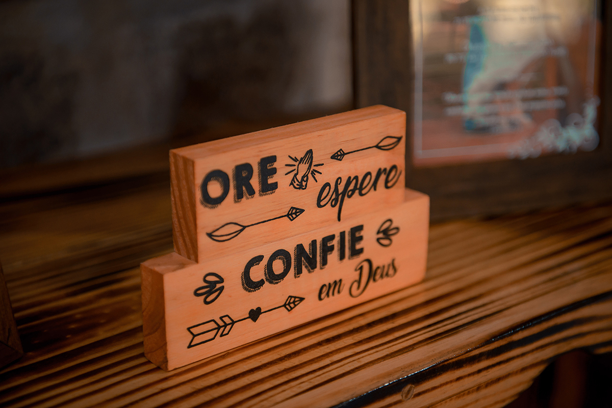 Detalhe da decoração dos noivos no casamento na colônia. Foto por Marco Moscarelli Fotógrafo Pelotas.