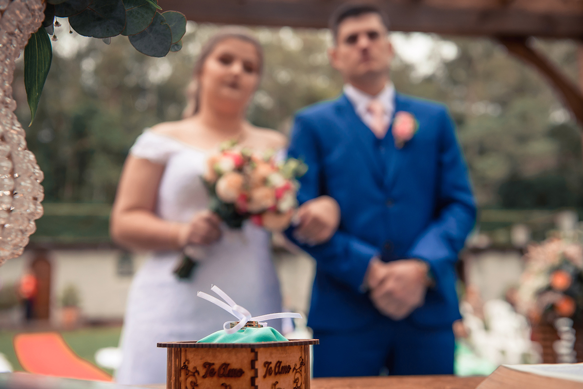 Noivos no altar do casamento em fotografia por tras e pelo alto durante a celebração do casamento pelo pastor. Foto por Marco Moscarelli Fotógrafo Pelotas.
