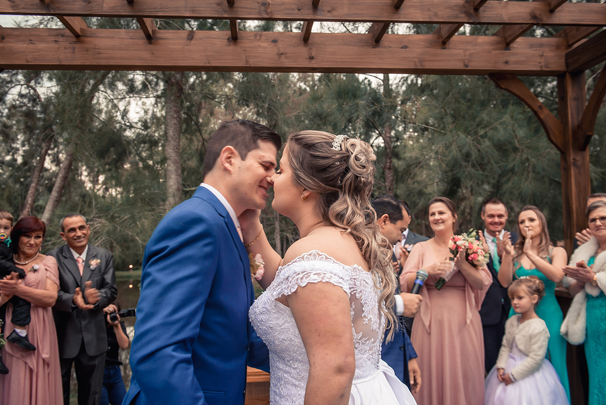 Beijo dos noivos no encerramento da cerimônia de casamento. Foto por Marco Moscarelli Fotógrafo Pelotas.