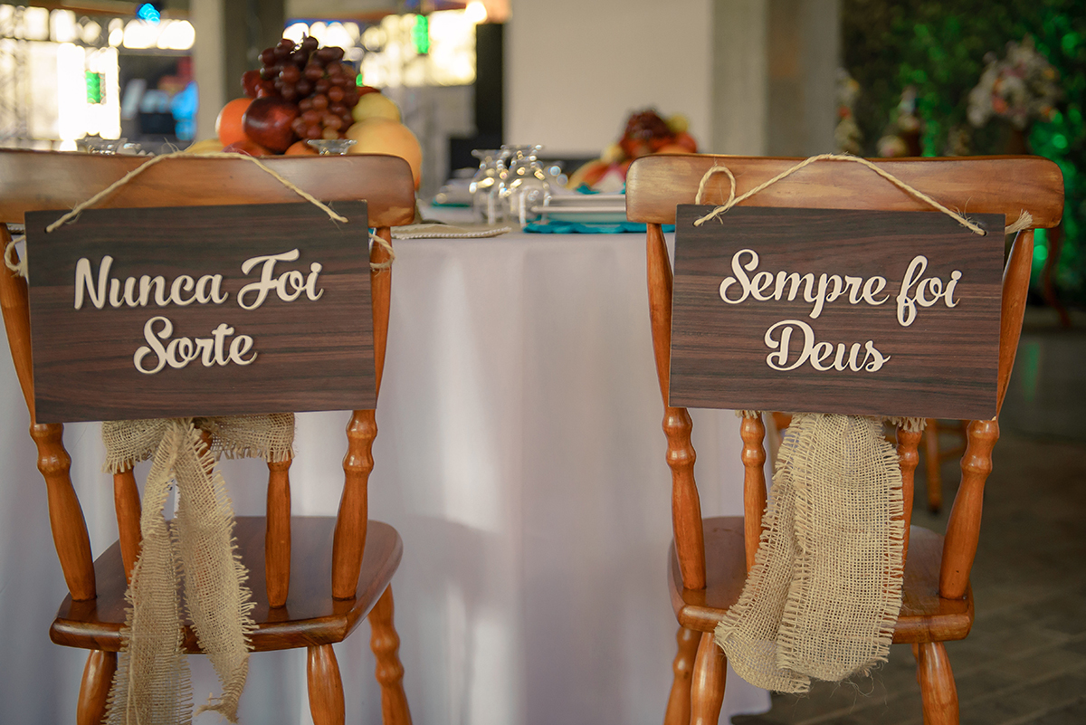 Detalhe da decoração dos noivos, as cadeiras com detalhes em frases religiosas para o casamento na colônia. Foto por Marco Moscarelli Fotógrafo Pelotas.